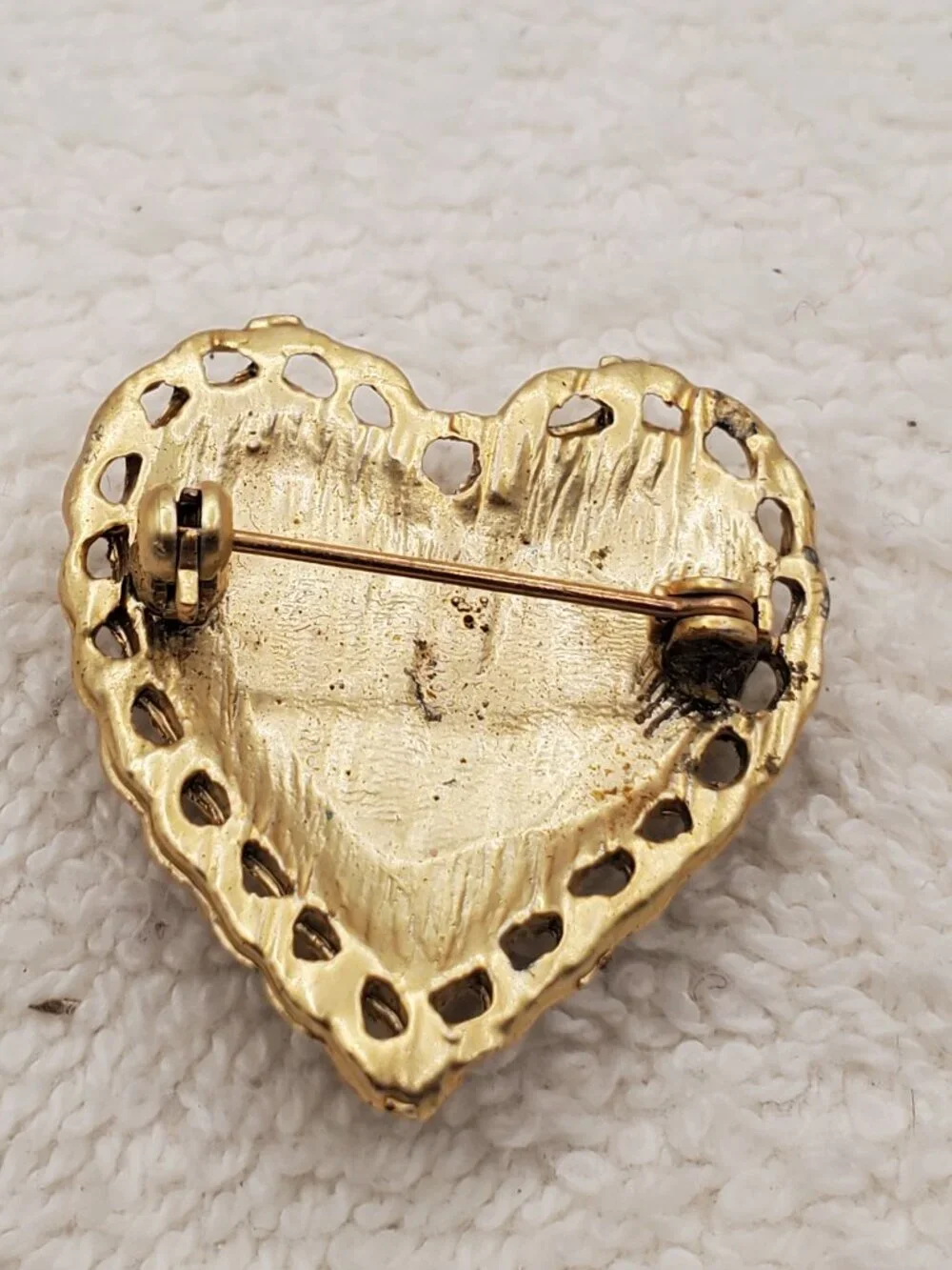 1 Light Gold Heart Shape Brooch, item # B-1184,. wt. 9 grams .
